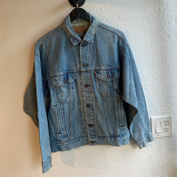 VTG 90's Levi's Light wash denim jacket #058